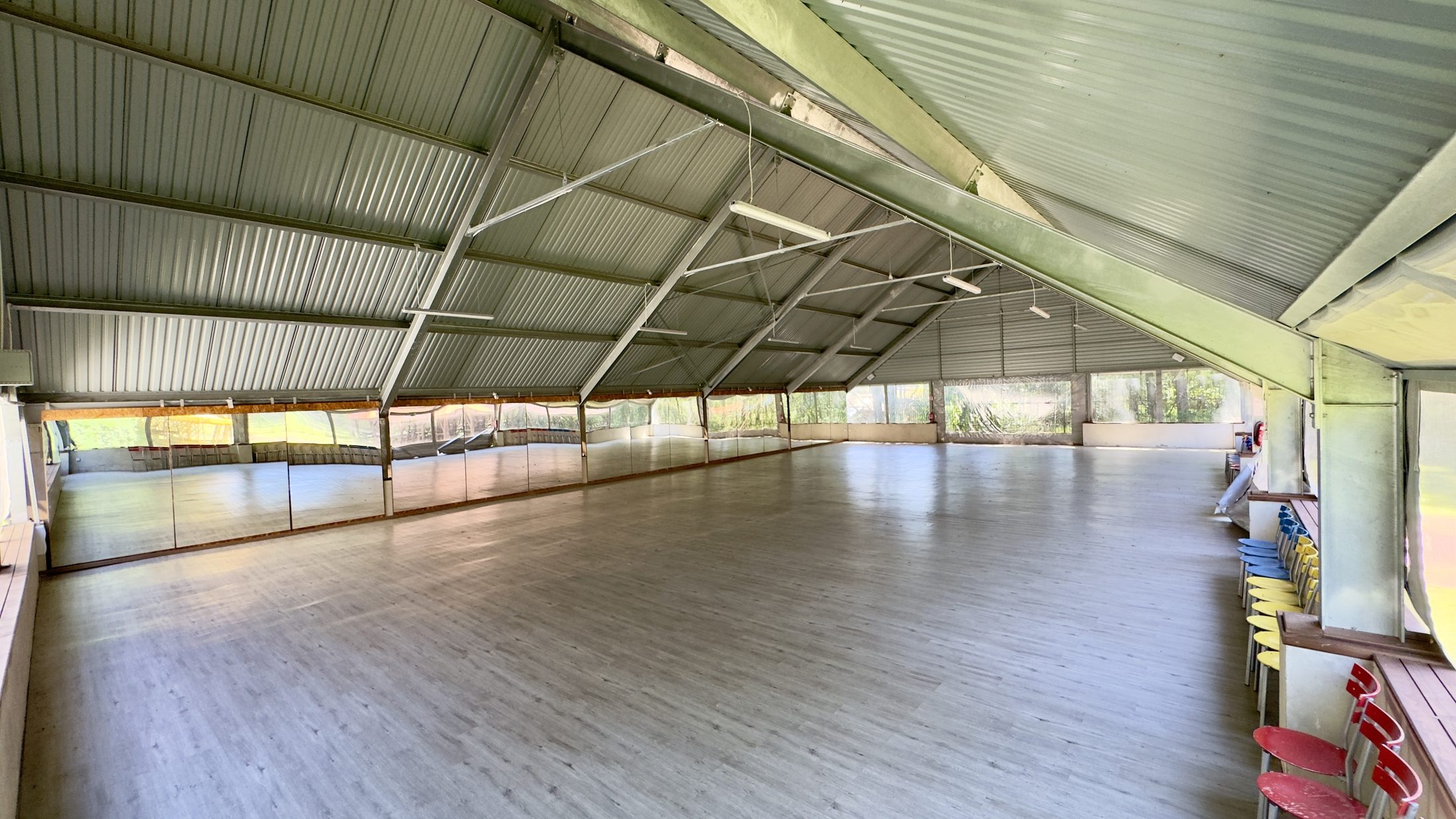 Duża sala taneczna z lustrami