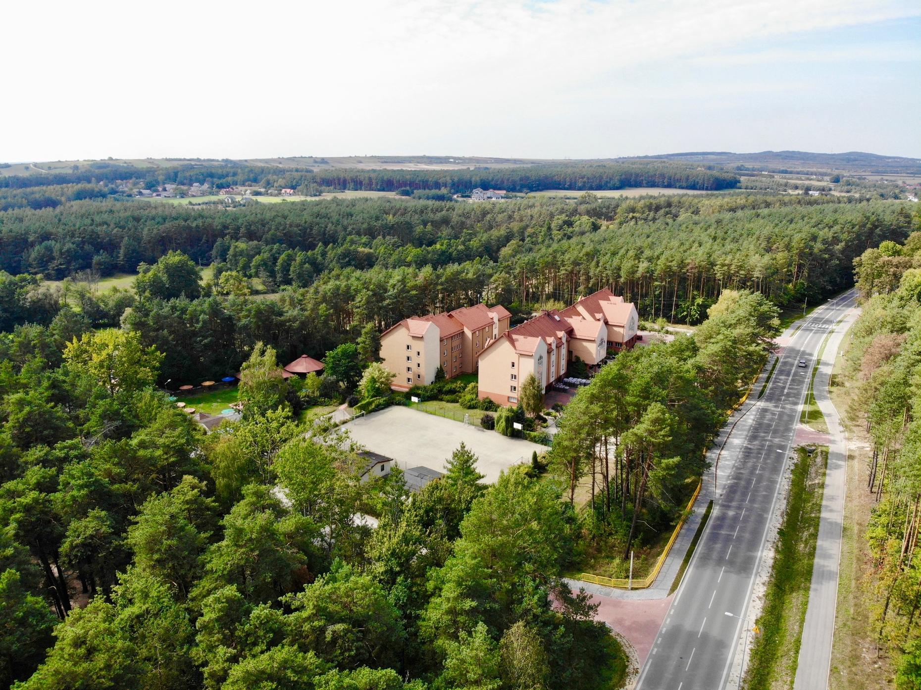 Ośrodek Wierna — budynek w lesie z lotu ptaka