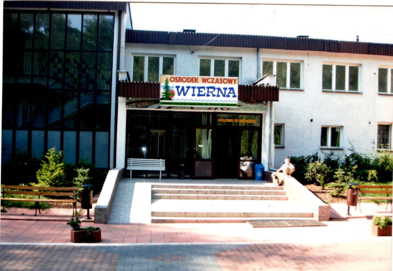 Dawne wejście i szyld Ośrodka Wierna