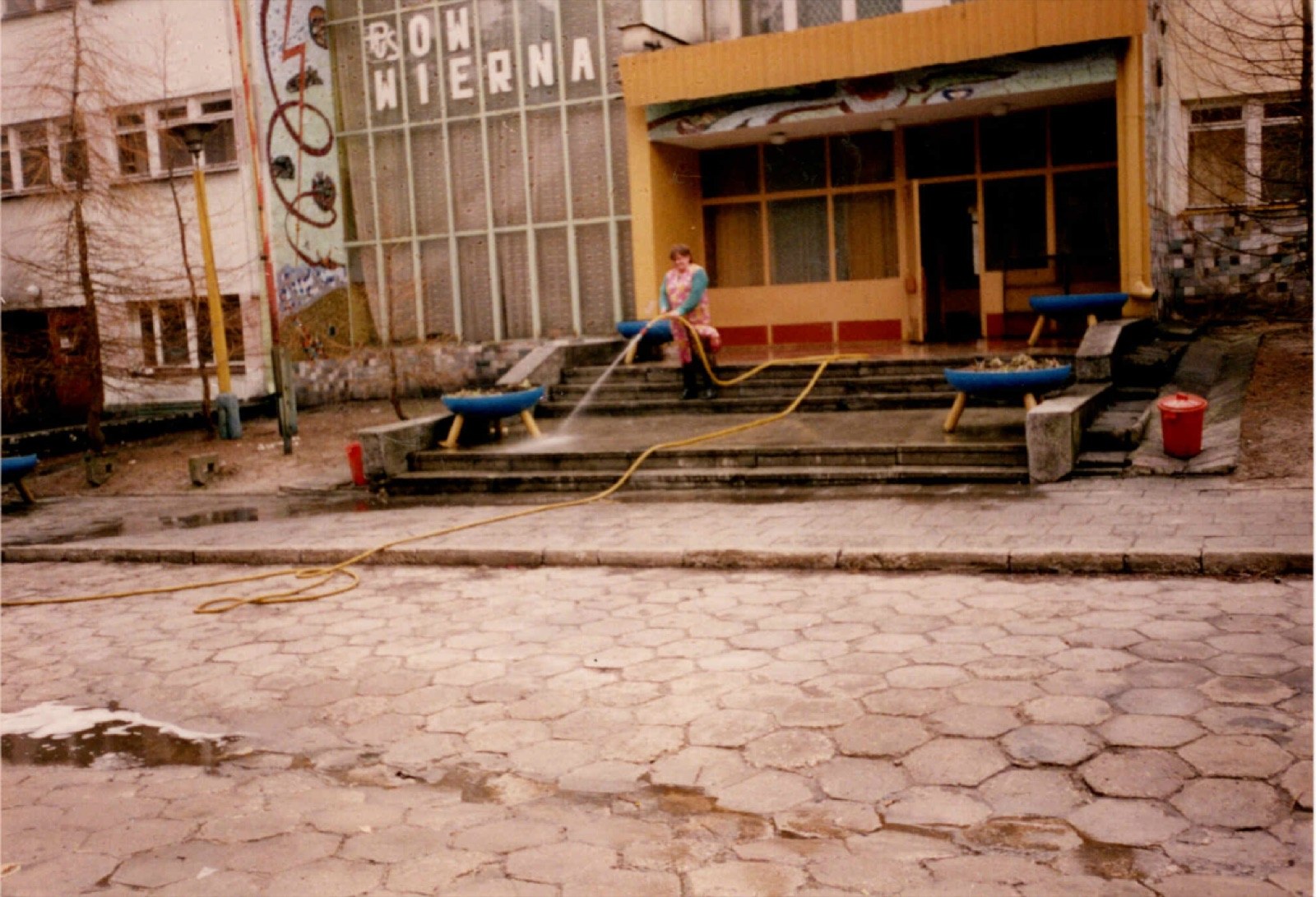Dawny plac i patio przy Ośrodku Wierna