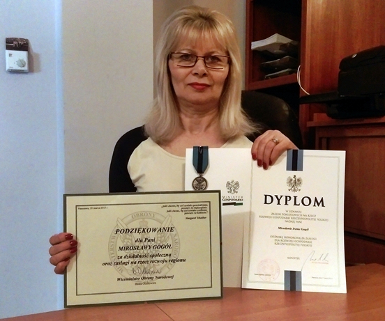 Mirosława Gogół z odznaką i dyplomem