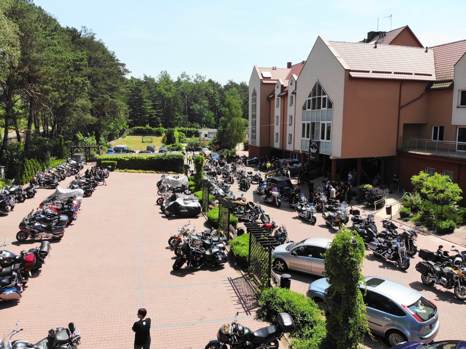 Przestronny parking podczas zlotu